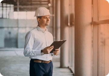 Profissional com tablet em ambiente de construção